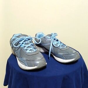 ROCK N FIT WOMENS SHOES SIZE 8 M IN A BEAUTIFUL SILVER GRAY WITH BLUE